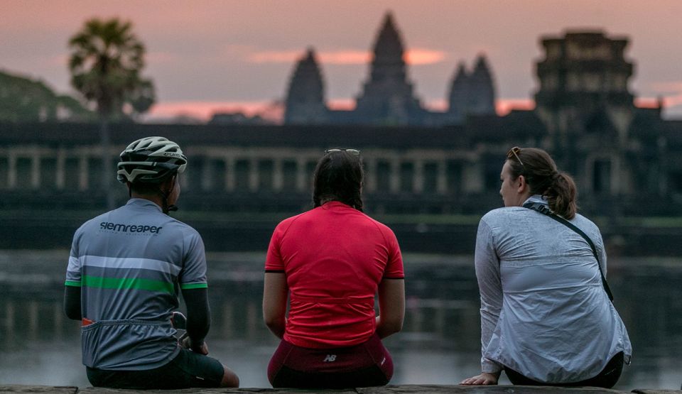 Angkor Wat: Guided Sunrise Bike Tour W/ Breakfast and Lunch - Tour Duration and Language Details
