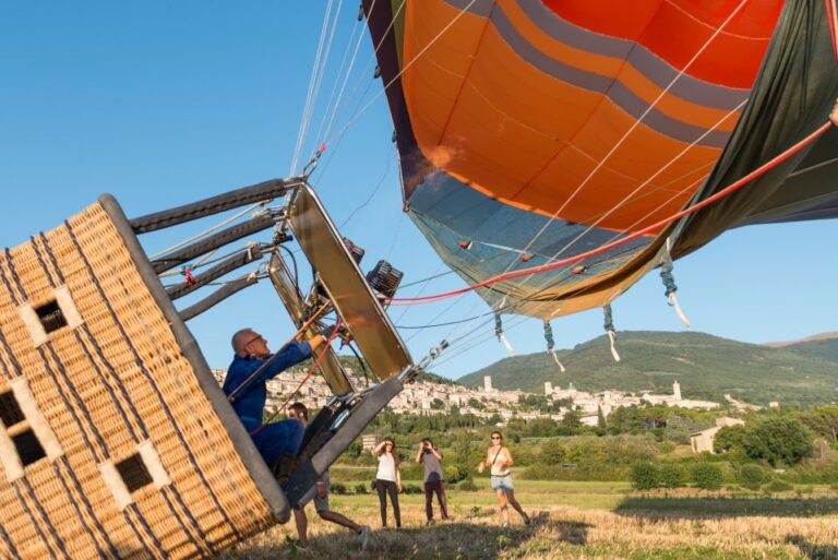 Assisi: Hot Air Balloon Ride With Breakfast & Wine Tasting
