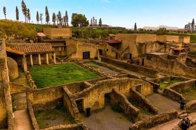 Herculaneum: Private Walking Tour With Archeologist Guide