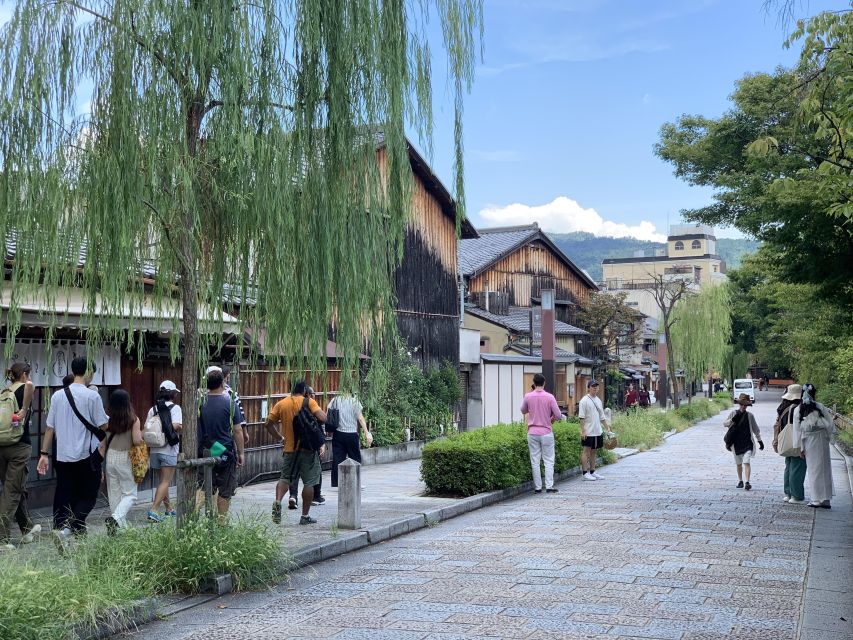 Kyoto: Gion Cultural Walking Tour With Geisha Performance