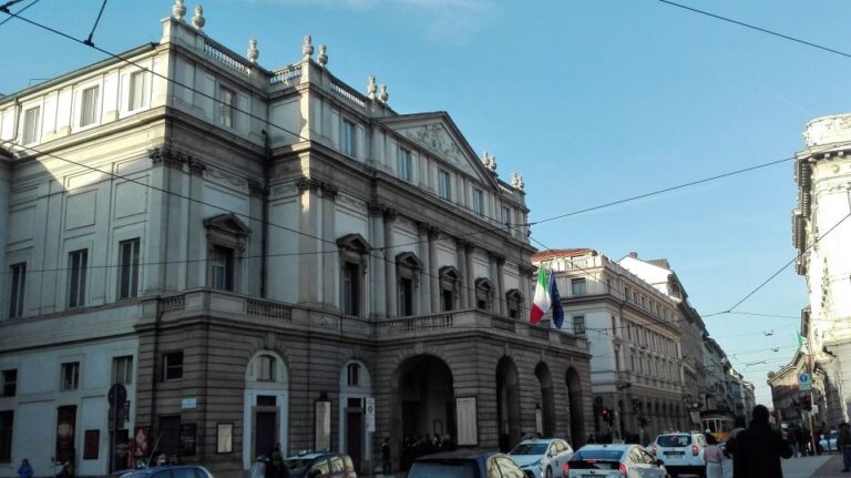 Milan: Skip-the-Line Duomo & Historic District Tour