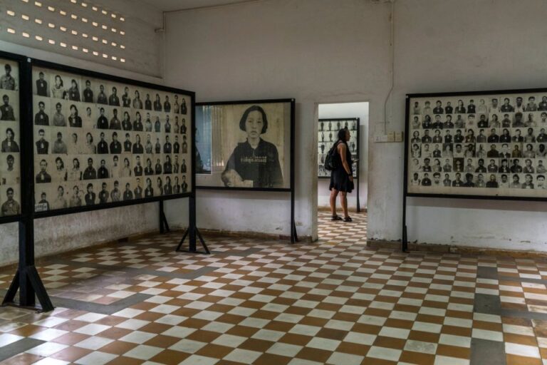 Phnom Penh: Tour of Tuol Sleng Prison and Choeng Ek Memorial
