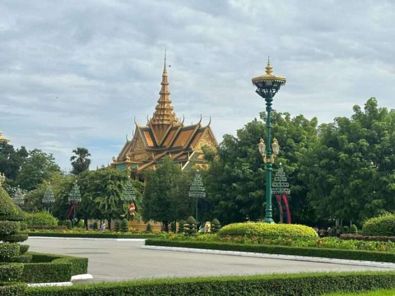 Private Half Day Tour to Royal Palace–National Museum