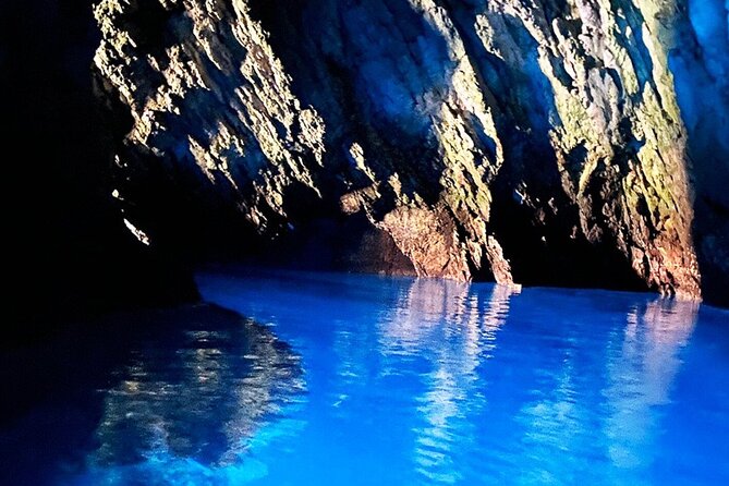 Private Speedboat Tour to Blue Cave and Visit Island Hvar