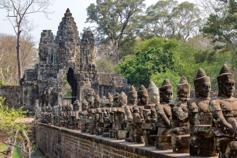 Siem Reap: Angkor Sunrise Bike Tour With Breakfast and Lunch