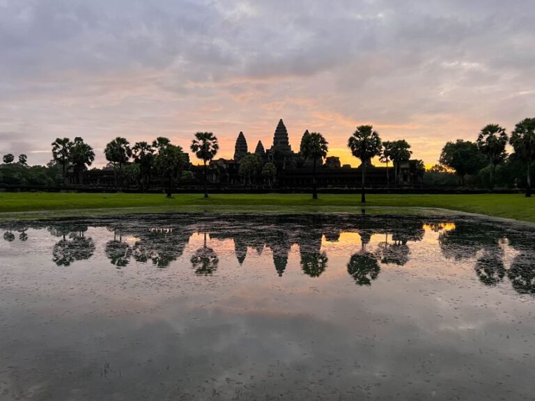 Siem Reap: Angkor Wat Sunrise and Market Tour by Jeep