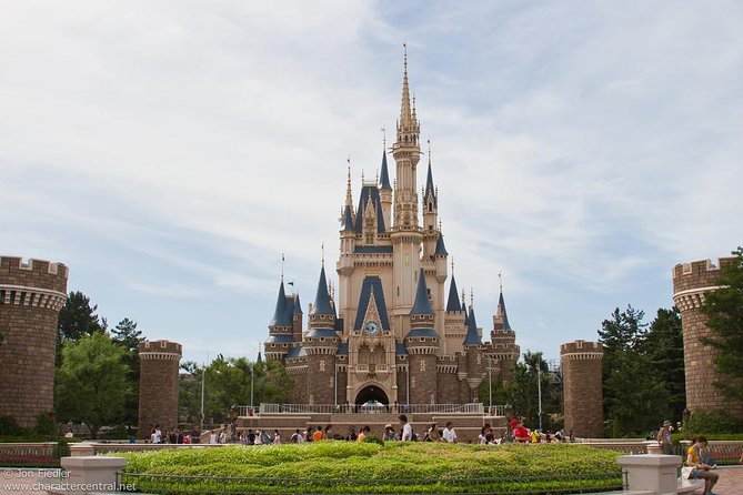 Tokyo Disneyland or DisneySea Private Return Transfer – English Speaking Driver