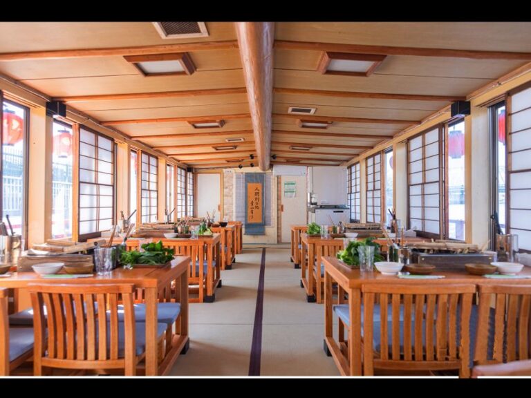 Tokyo: Sakura Dinner Cruise on a Yakatabune Boat With Show