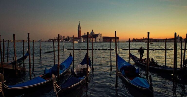 Venice: Private Evening Stroll With Gondola Ride