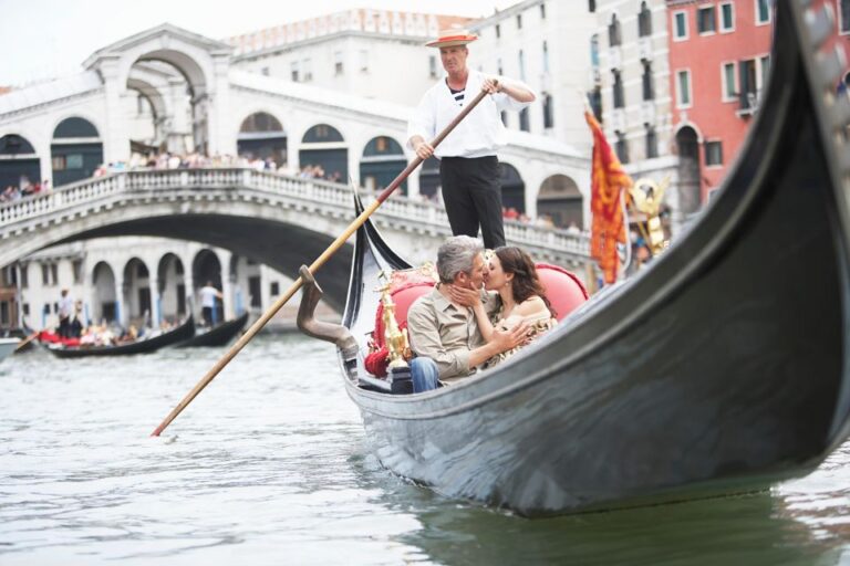 Venice: Private Gondola Ride With Personal Photographer