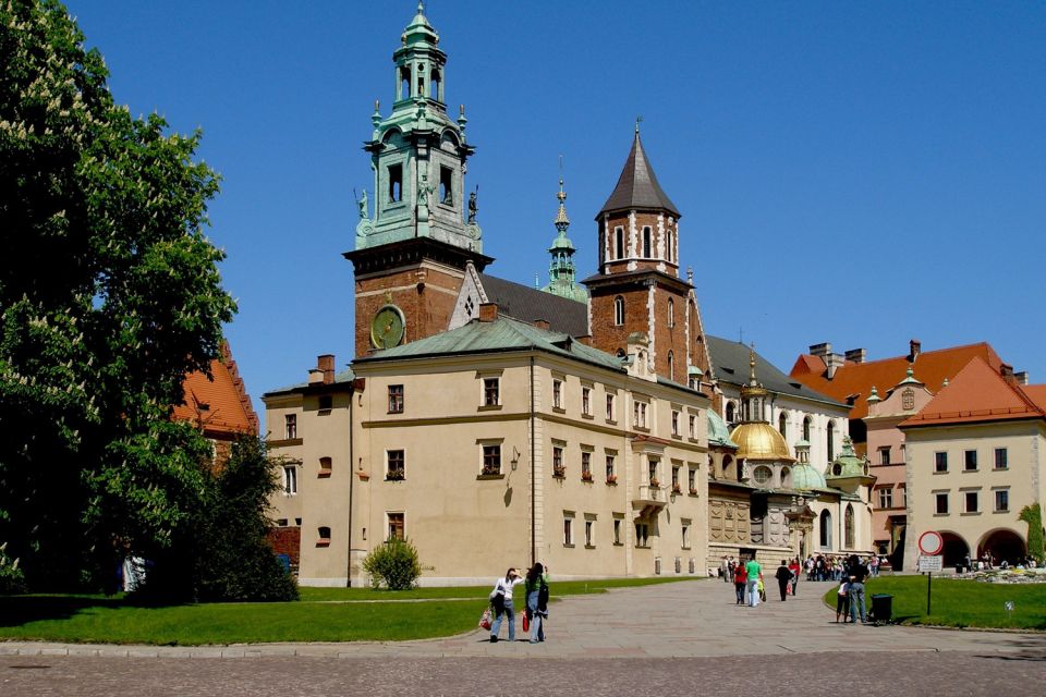 Krakow: Old Town Golf Cart Walk and Wawel Castle Guided Tour - Tour Experience