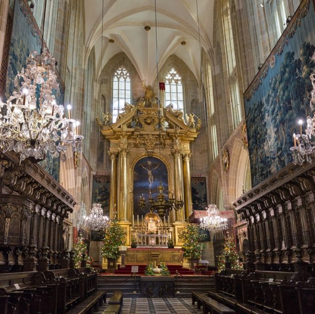 Krakow: Wawel Castle and Cathedral Guided Tour - Multilingual Tour Guide and Accessibility