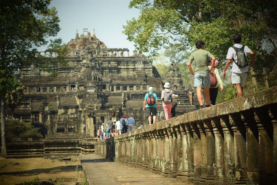 From Siem Reap: Angkor Wat and Ta Prohm Temple Trekking Trip - Highlights of Angkor Thom