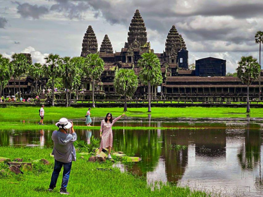 Siem Reap: Angkor Wat Sun Rise Private Day Tour With Guide - Tour Guide and Hotel Pickup