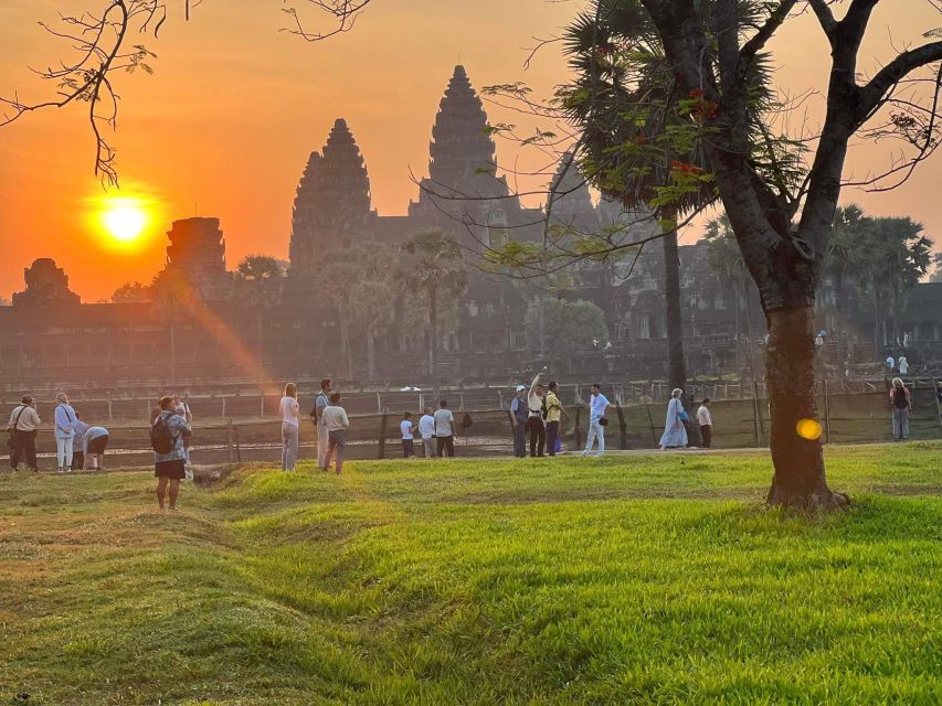 Siem Reap: One Way Transfer From Airport & Temples Tour - Inclusions and Amenities