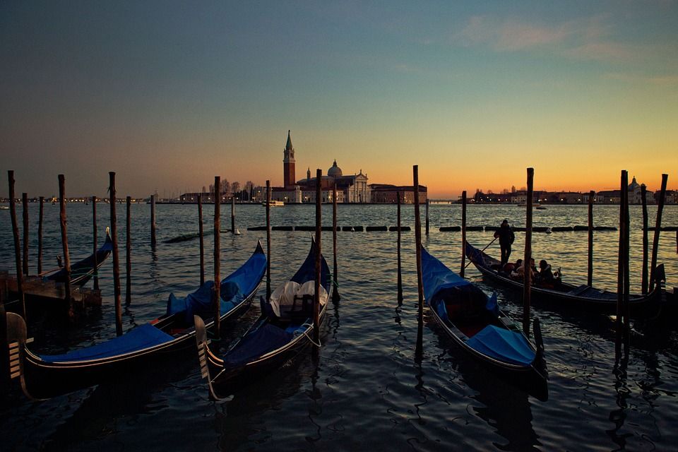 Venice: Private Evening Stroll With Gondola Ride - Tour Details