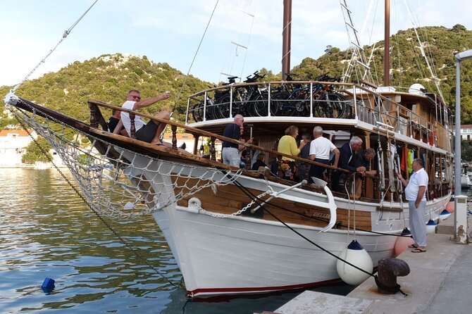 7-Day Guided Tour by Boat Around the Islands in Croatia - Accommodation and Meals