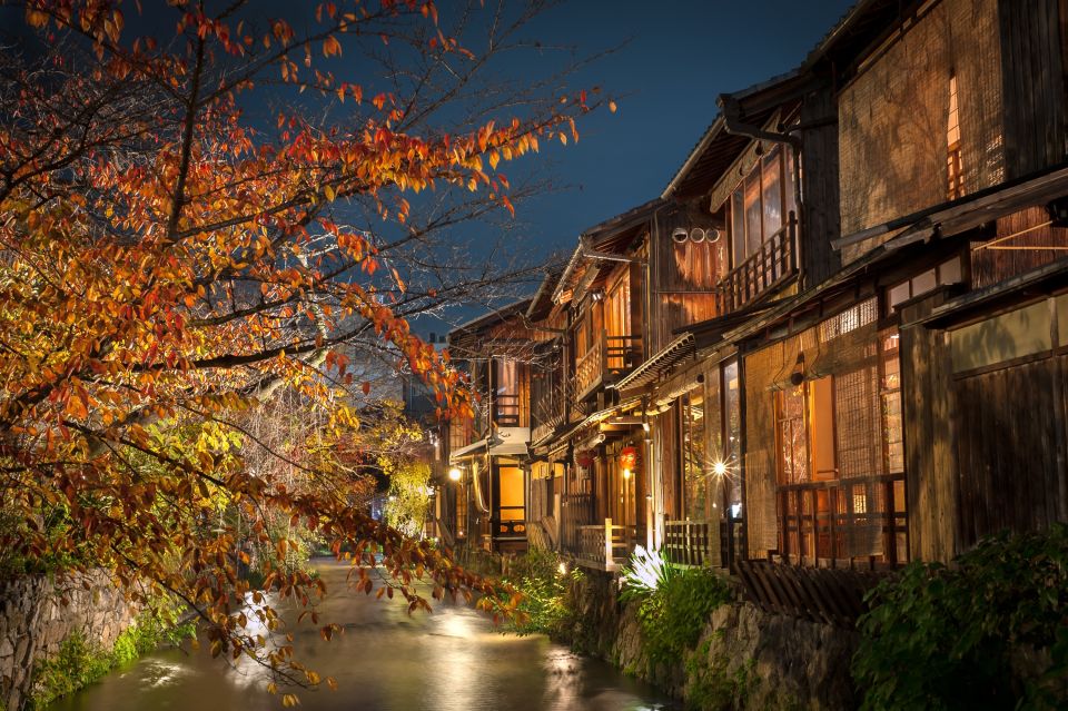 Kyoto: Gion District Guided Walking Tour at Night With Snack - Photography Etiquette