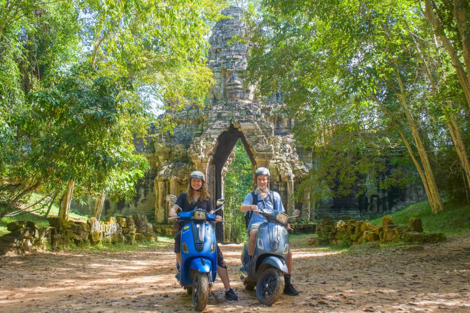 Angkor Wat: Half-Day Sunrise Vespa Tour With Lunch - Guides Expertise