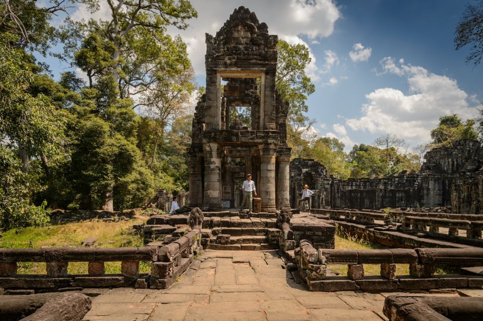 Trekking, Hiking to Kbal Spean and Banteay Srei Private Tour - Professional Guide and Commentary