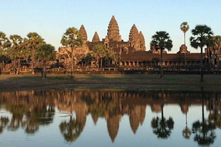 Angkor Wat and Floating Village: 3-Day Private Tour