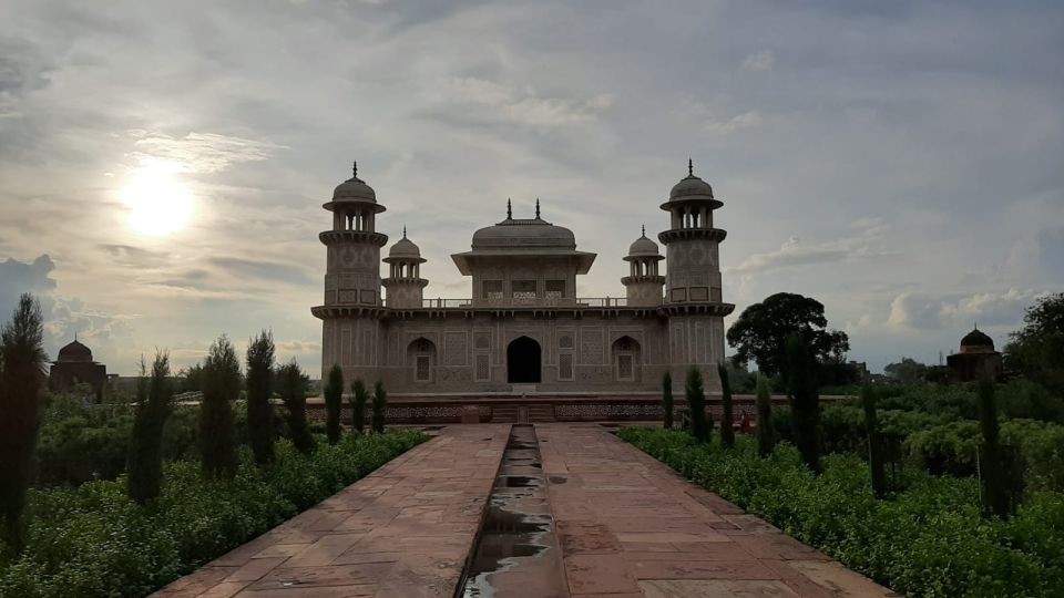 From Delhi : Taj Mahal Agra Tour by Luxury Car With 5* Lunch - Just The Basics