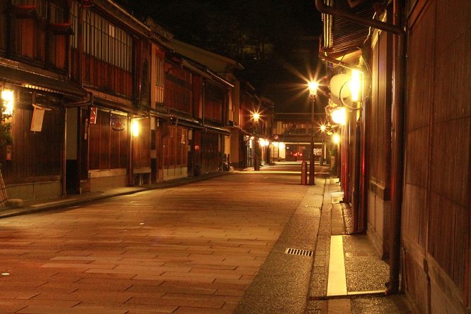 Kanazawa Night Tour With Local Meal and Drinks - Key Points