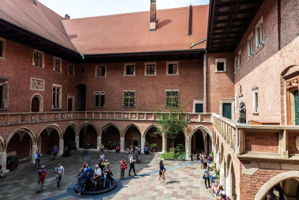 Krakow: Guided Tour of Wawel Hill and St. Mary's Basilica - Just The Basics
