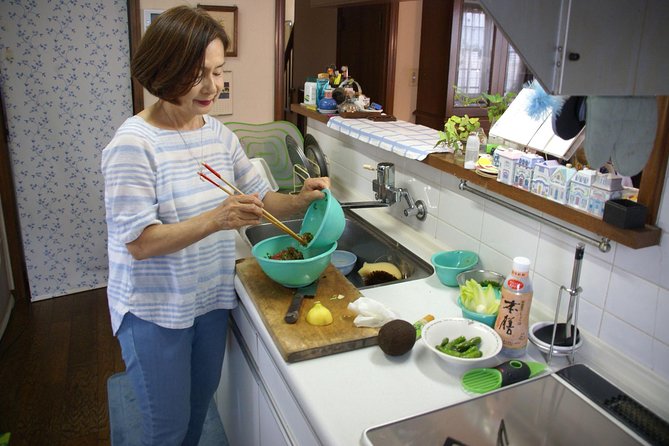 Private Market Tour and Cooking Lesson With a Tokyo Native Makiko in Her Home - Key Points