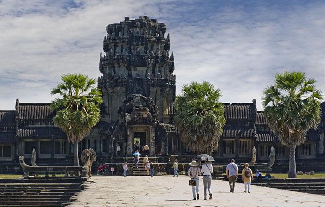 Siem Reap: Angkor Wat and Roluos Temples 2-Day Tour