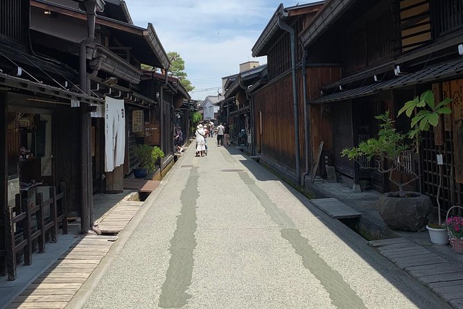 Takayama Old Town Walking Tour With Local Guide - Key Points