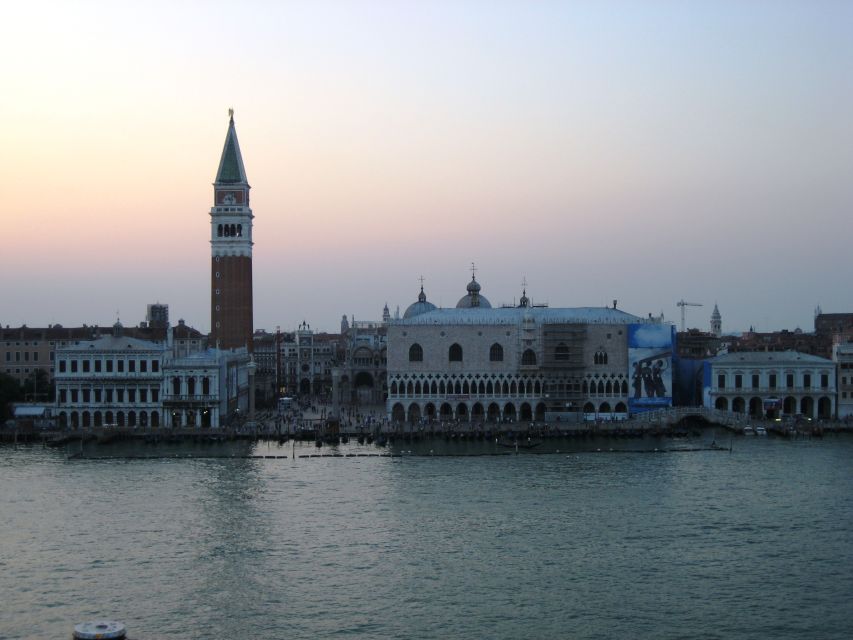 Venice: Private Evening Stroll With Gondola Ride - Just The Basics