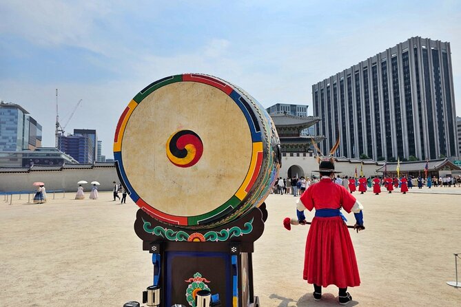 Essential Seoul Tour in the Magnificent Palace With a Hanbok