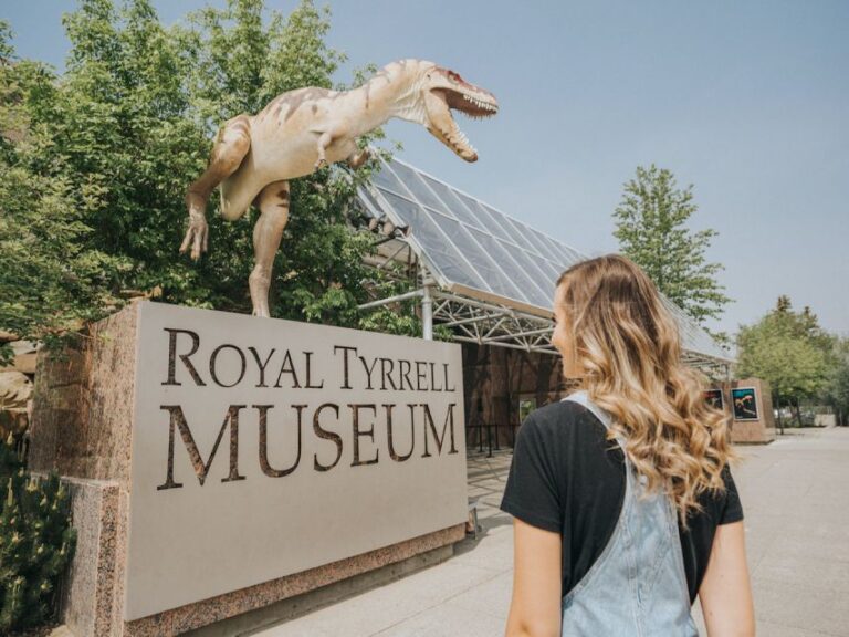 From Calgary: Guided Day Tour to Drumheller