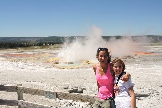 From Jackson Hole: Yellowstone Old Faithful, Waterfalls and Wildlife Day Tour