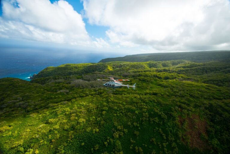 Kailua-Kona: Volcano and Kohala Landing Helicopter Tour