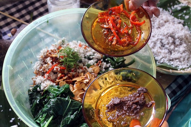 Local Market Tour and Traditional Balinese Cooking Class With a Family in Ubud