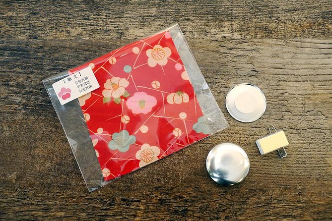 Make Unique Items With Kimono Fabric in a Café Kimono Fabric Badge (38mm) - Badge Making Process