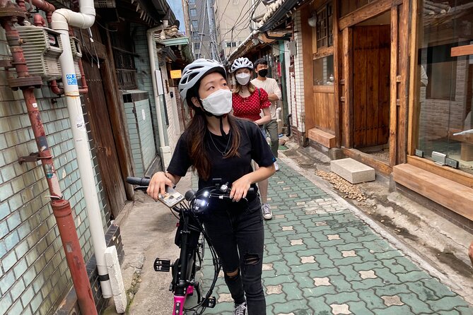 Market Food Tour & Evening E-bike Ride in Seoul