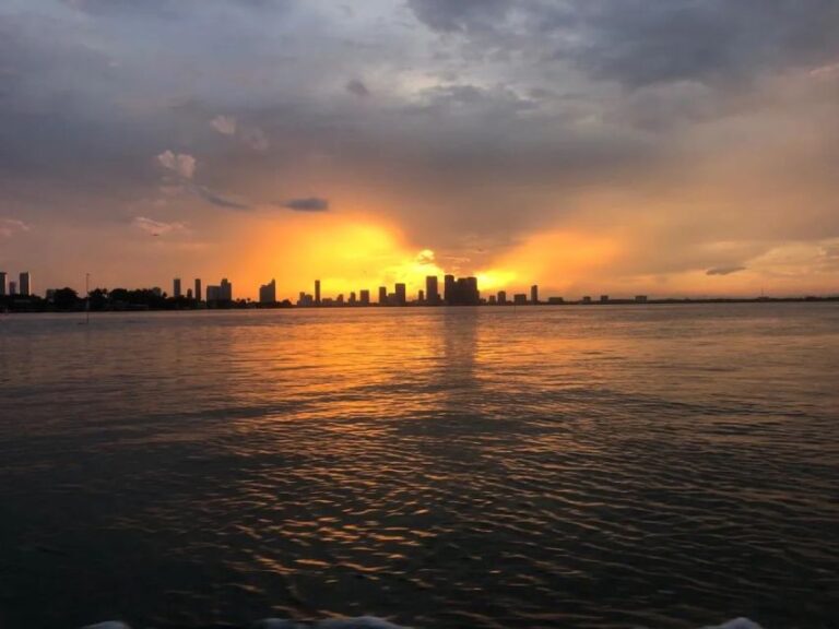 Miami: Private Sunset Boat Tour With Bottle of Champagne