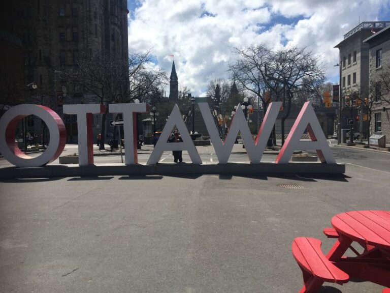 Montreal: Private Day Tour to Ottawa