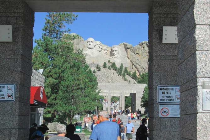 Mount Rushmore and Black Hills Tour With Two Meals and a Music Variety Show