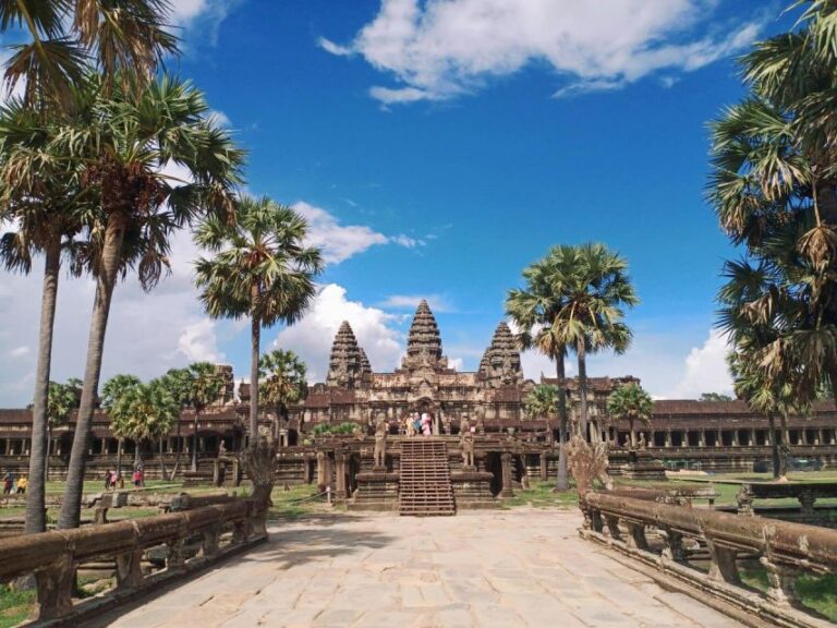 One Day Temple Tour to Angkor Wat, Angkor Thom & Taprohm