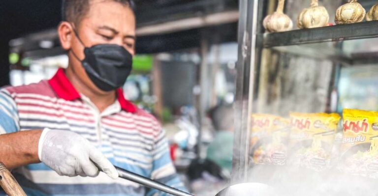 Phnom Penh: Morning Market & Guided Breakfast Tour by Tuktuk