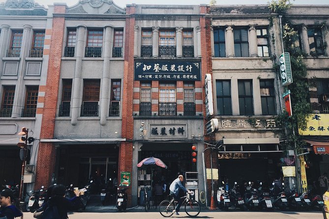 Private Walking Tour in Taipeis Vintage Dadaocheng