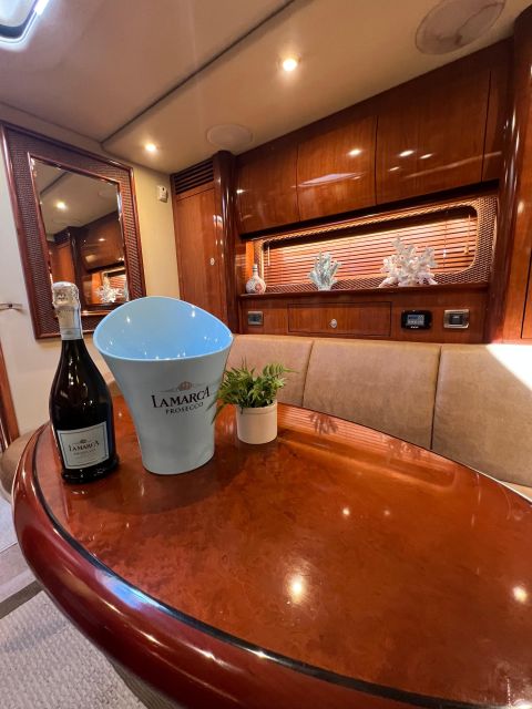 Private Yacht Rentals 4h Champagne Gift - Duration and Pricing Options