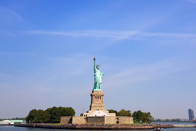 Secrets of the Statue of Liberty and Ellis Island Guided Tour - Benefits of a Guided Tour