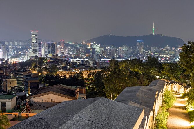 Seoul Nighttime Group Tour: Eungbongsan, Naksan, Yongbongjeong
