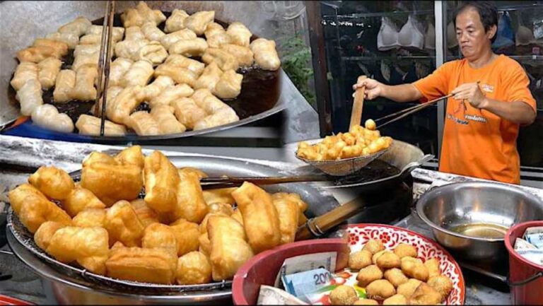 Siem Reap: Private Street Food Tour by Bus or Bike