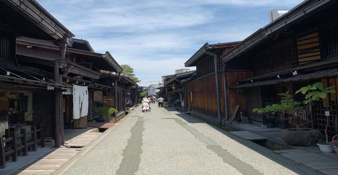 Takayama: Old Town Guided Walking Tour 45min. - Tour Duration and Highlights